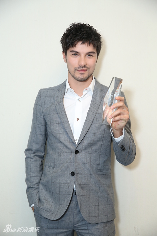 组图:凤小岳胡须造型亮相时尚活动 尽显沧桑帅气