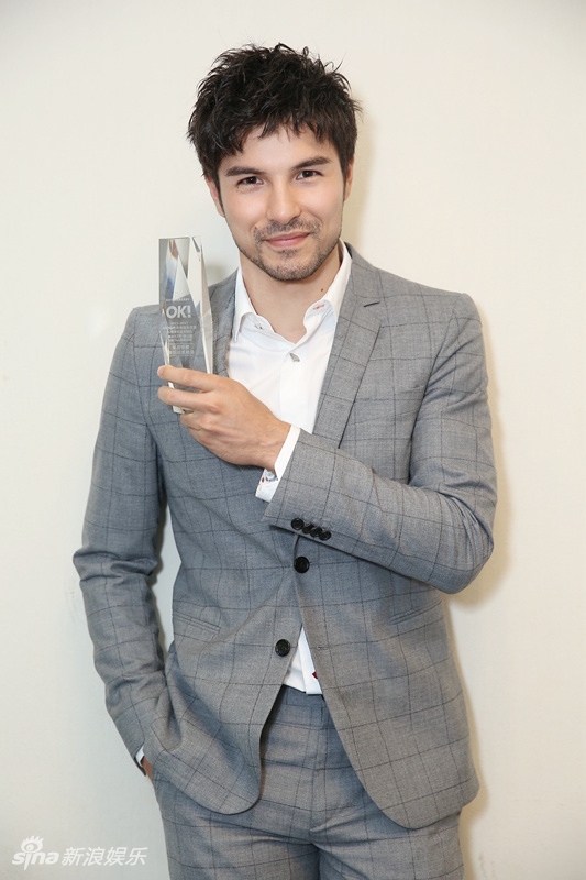 组图:凤小岳胡须造型亮相时尚活动 尽显沧桑帅气