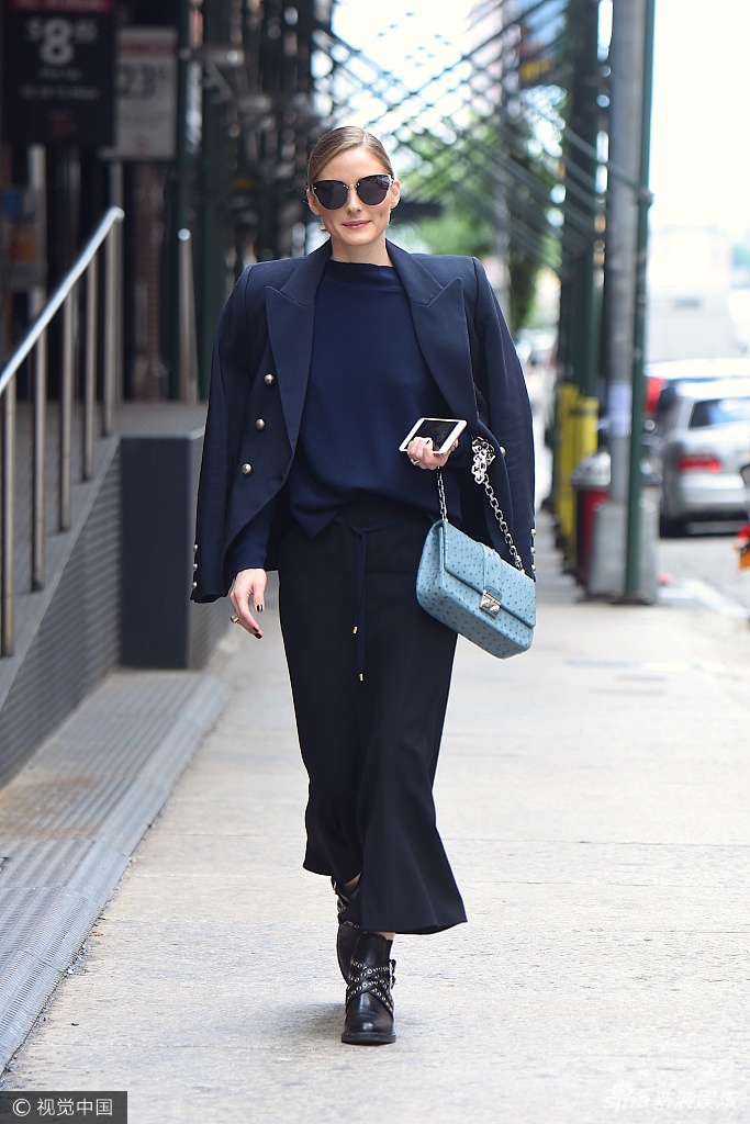 组图:名媛巴勒莫披西装干练出街 遭摄影师围追狂拍