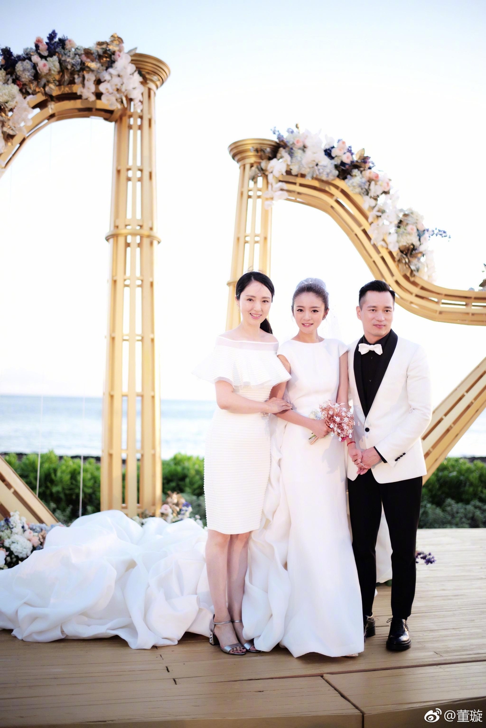 组图:安以轩大婚现场洒泪 伴娘陈乔恩抢得捧花