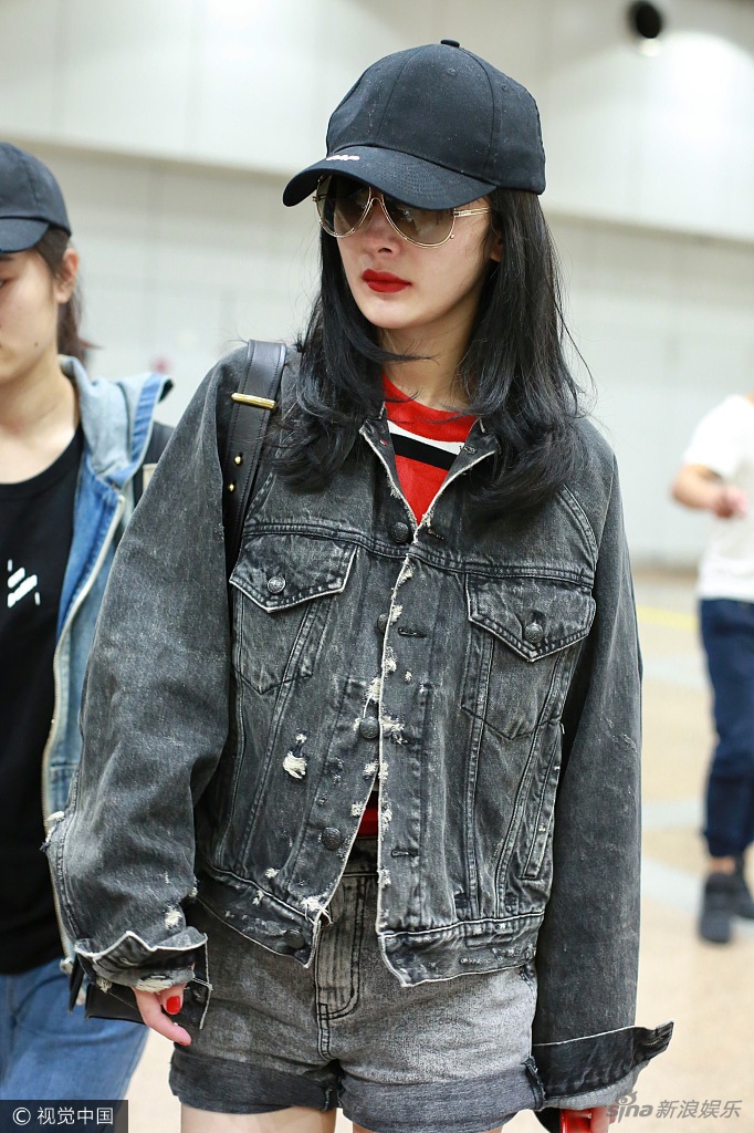 组图:杨幂牛仔装配棒球帽酷帅带感 万年不变晒美腿
