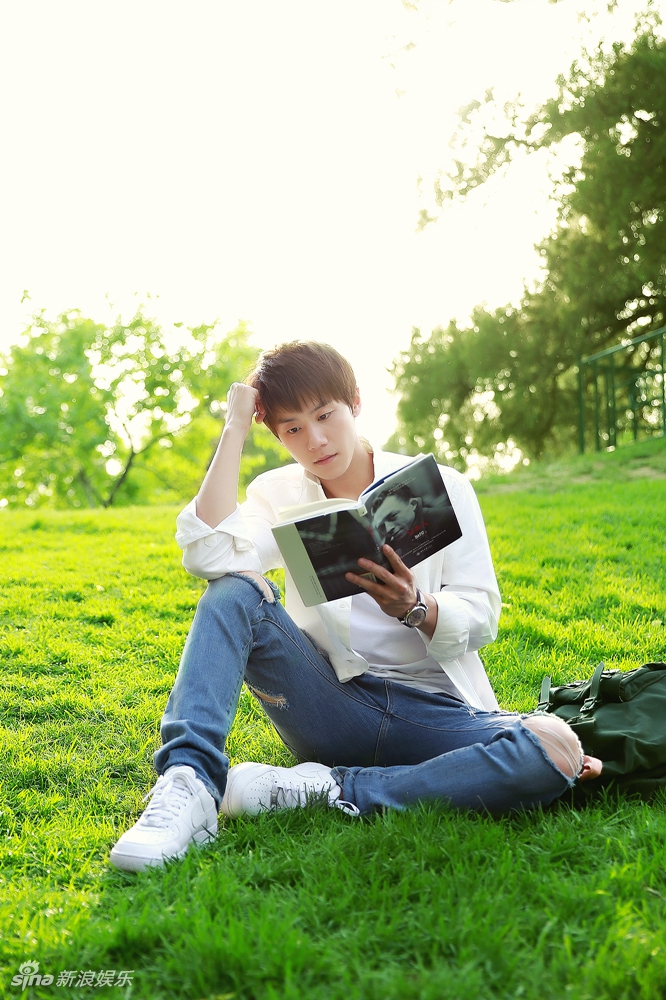 组图迎来毕业季周澄奥清华写真化身青葱少年