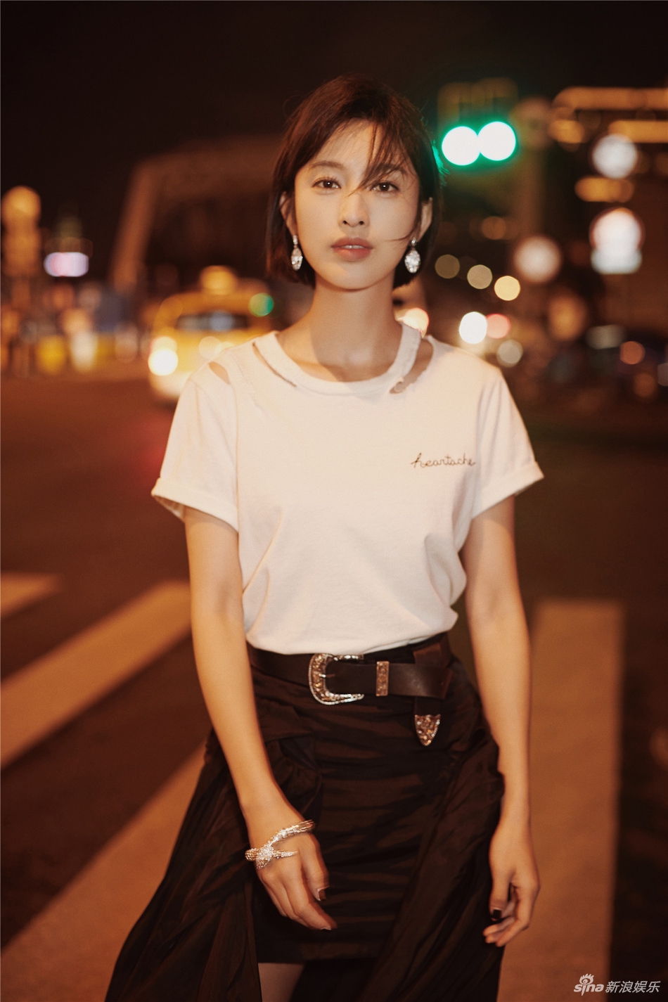 张俪白t配黑短裙亮相 长腿抢镜少女感十足[6p]