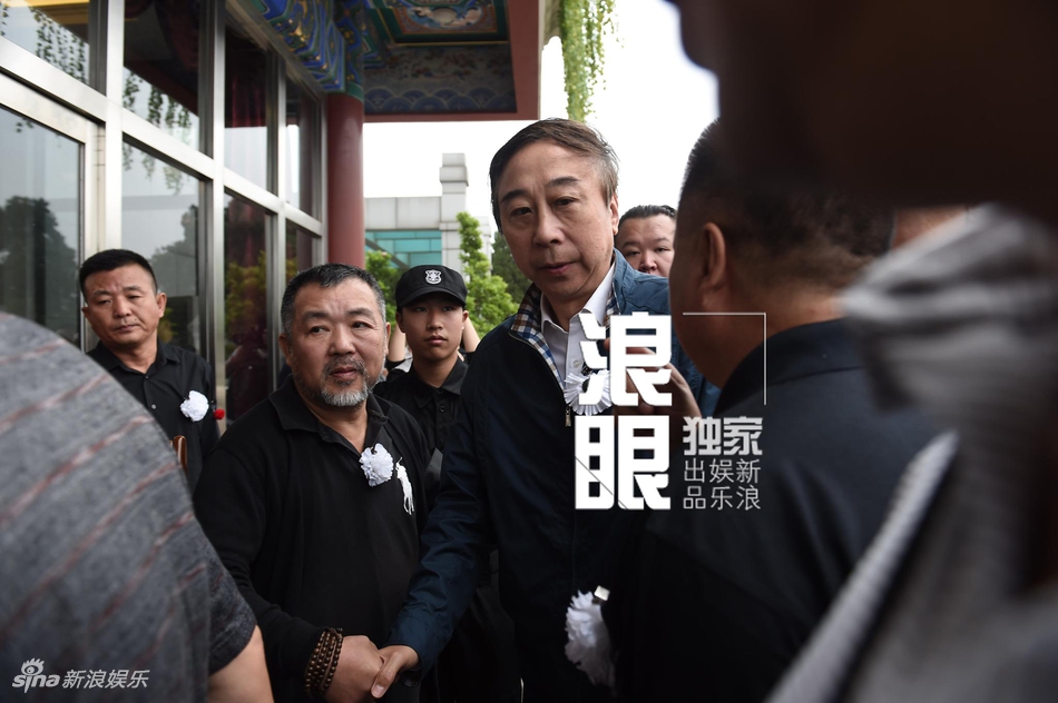 唐杰忠先生追悼会举行 姜昆巩汉林冯巩现身表情肃穆