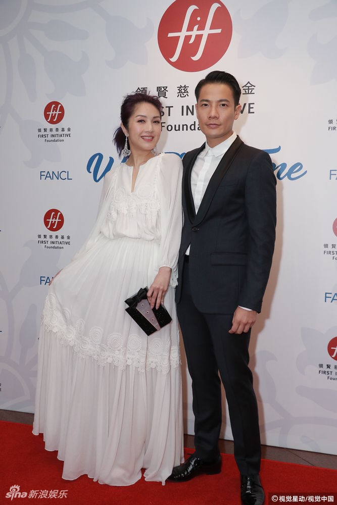 丁子高携妻一同现身 杨千嬅一袭白裙仙气飘飘