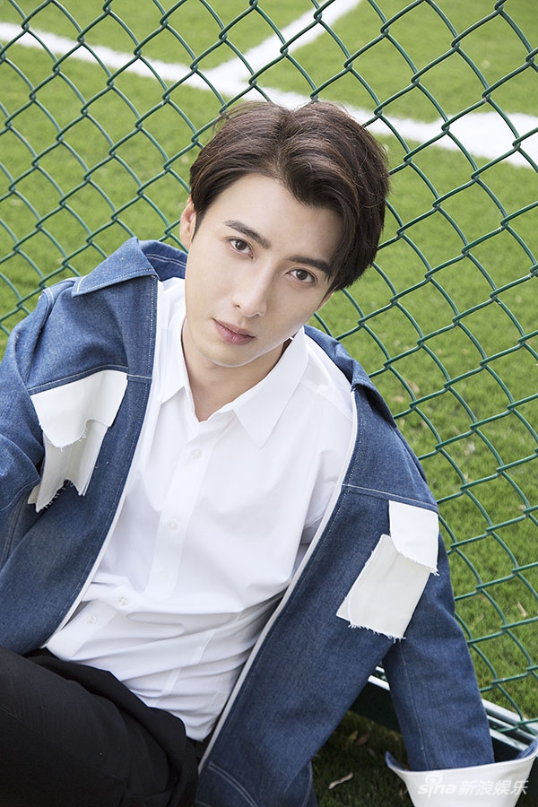 应昊茗生日街拍曝光 帅气时尚气质撩人