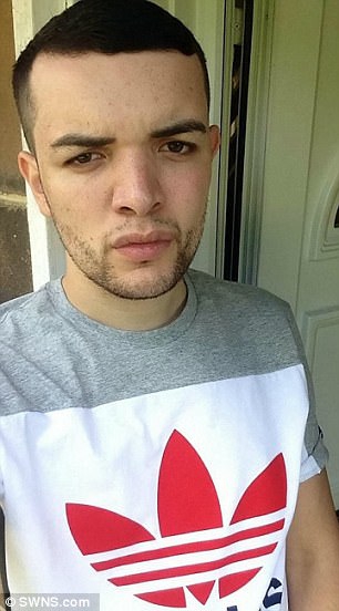 组图:这个英国男子 白天工地搬砖晚上变妖艳女主播