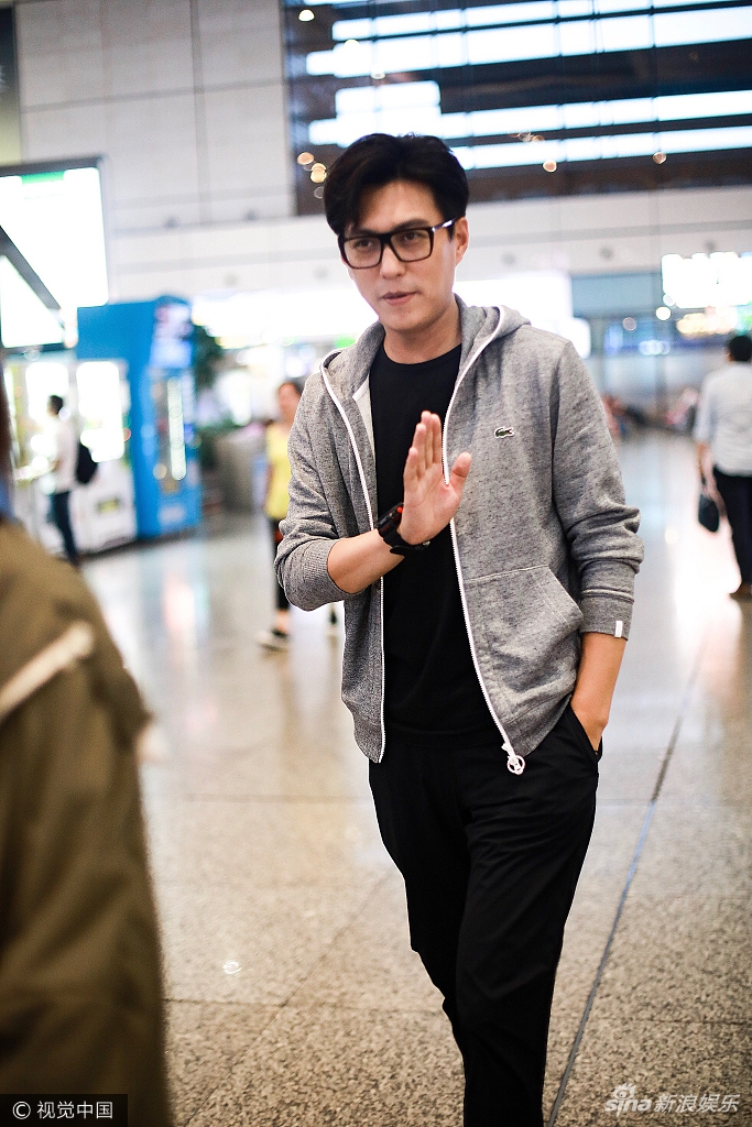 靳东一身休闲装现身 获助理护驾见镜头忙摆手