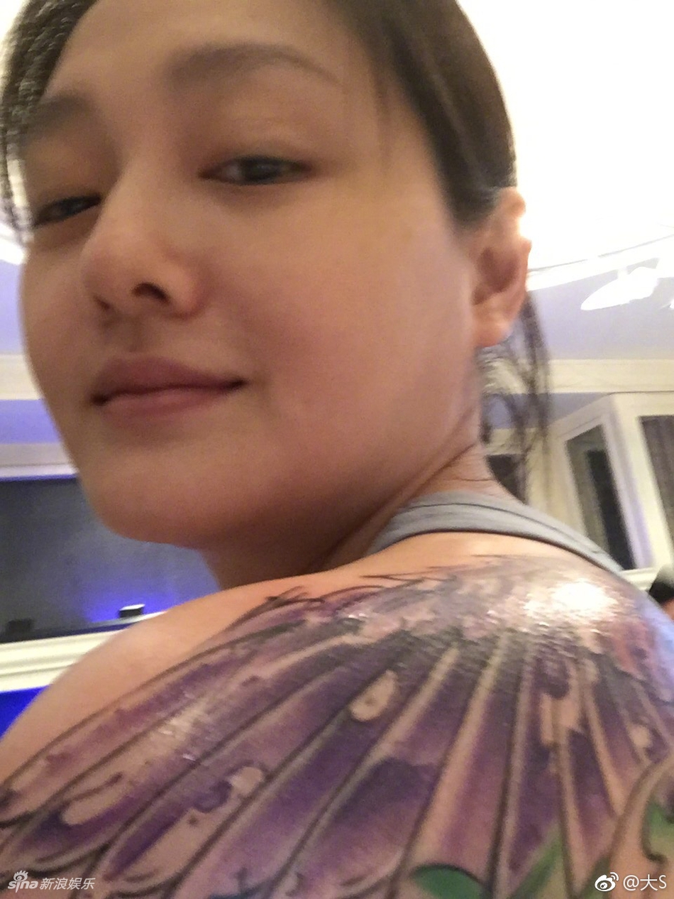 03:19 2 / 9 新浪娱乐讯 7月3日,大s徐熙媛在微博晒出自己正在纹纹身