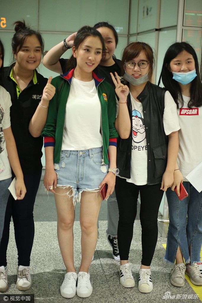 组图:马苏绿外套配牛仔热裤秀美腿 与粉丝合影甜笑超亲和