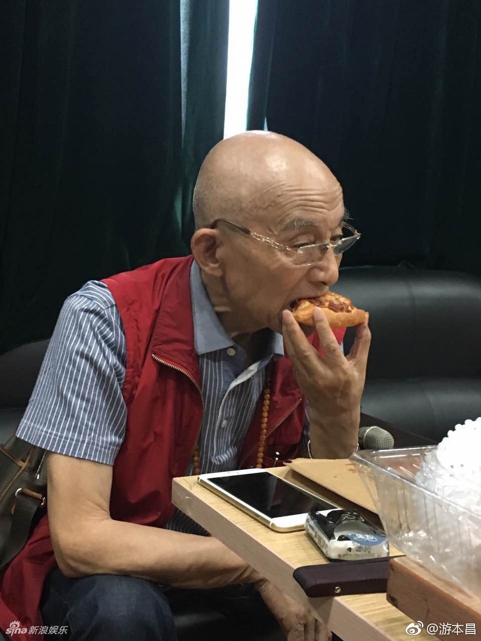照片中的游本昌,穿着笔挺西装正襟危坐,模样十分有型,已是84岁高龄的