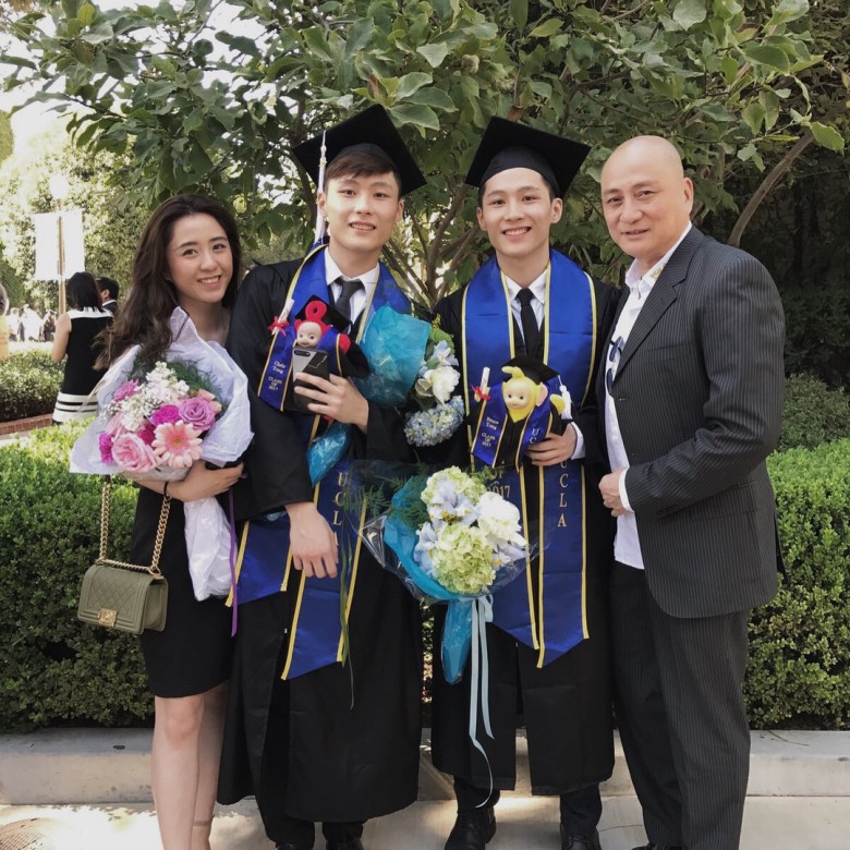 艺人汤镇业庆帅气双胞胎儿子毕业 - 新闻资讯大全