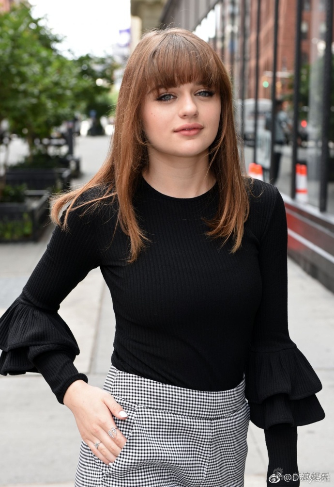 金现身街头 尽显大长腿!