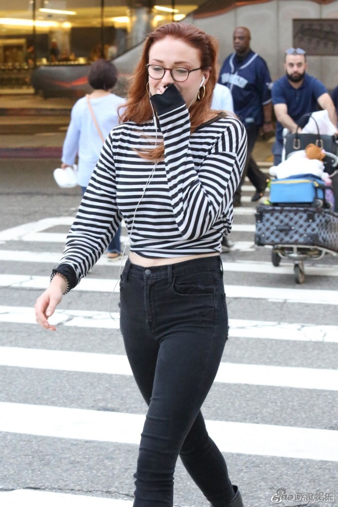 ·特纳(sophie turner)现身洛杉矶国际机场,身穿条纹t恤配黑色牛仔裤