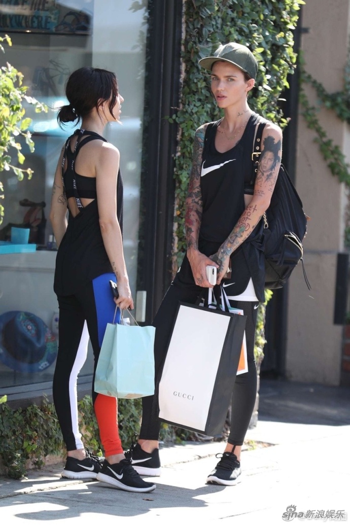 澳洲女dj鲁比陪女友出街 纹身太吸睛!