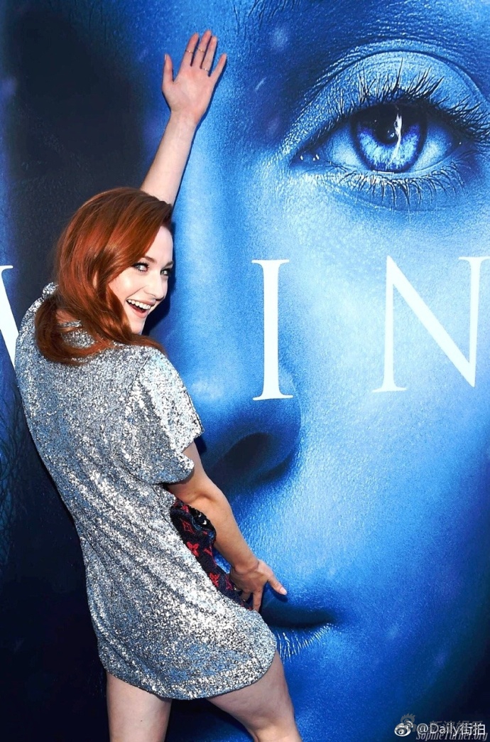 新浪娱乐讯 7月12日晚,索菲·特纳(sophie turner)身穿短裙在洛杉矶