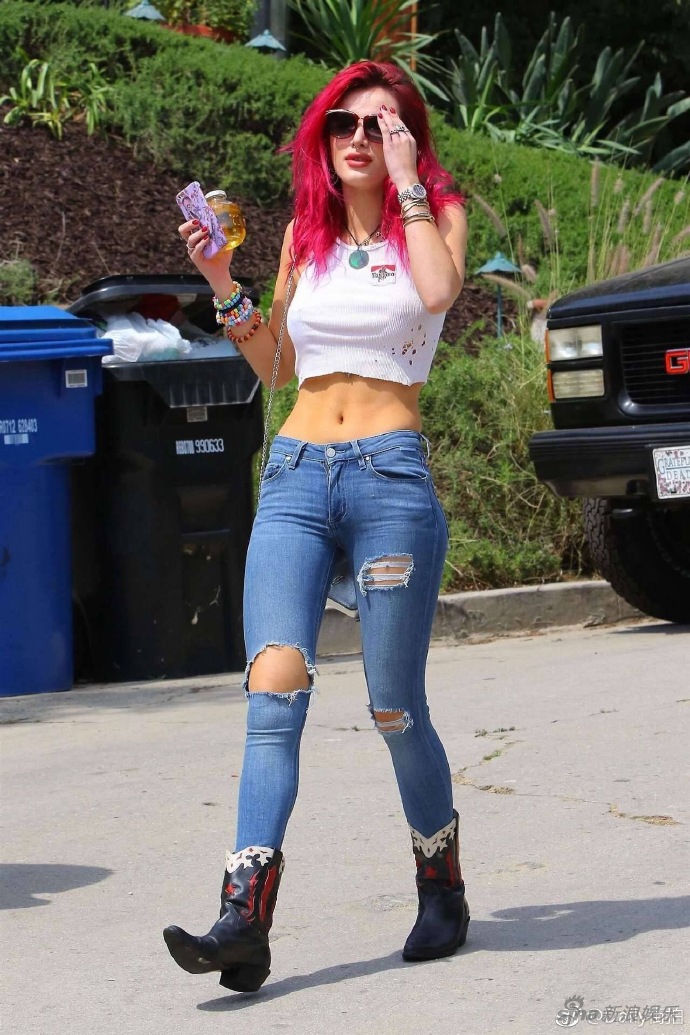 组图:19岁女星贝拉出街 一头紫红色头发太扎眼