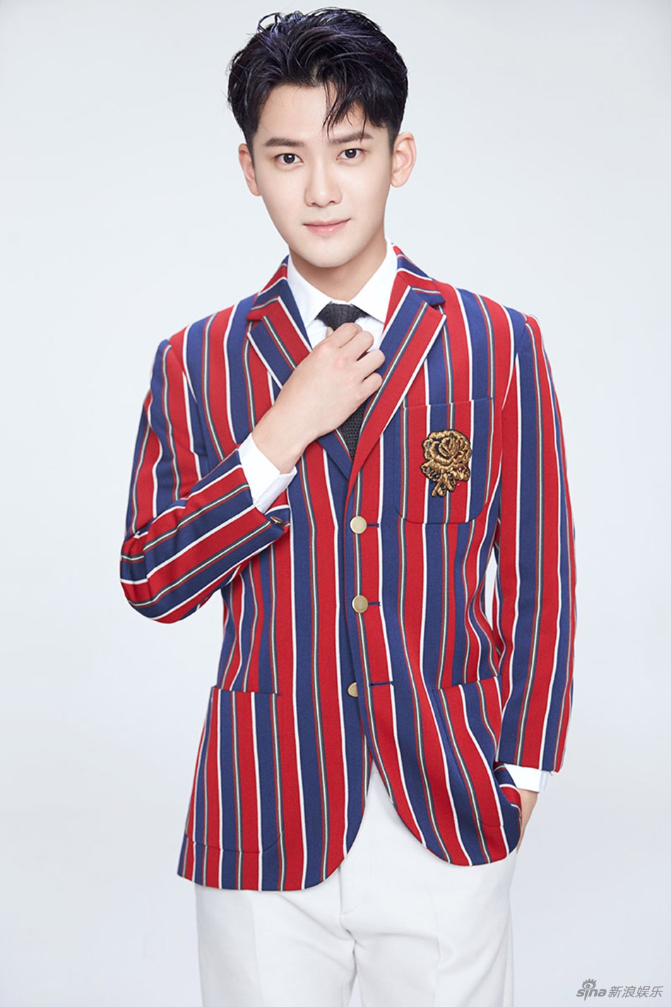 组图:熊梓淇西装写真曝光 演绎俏皮禁欲诱惑