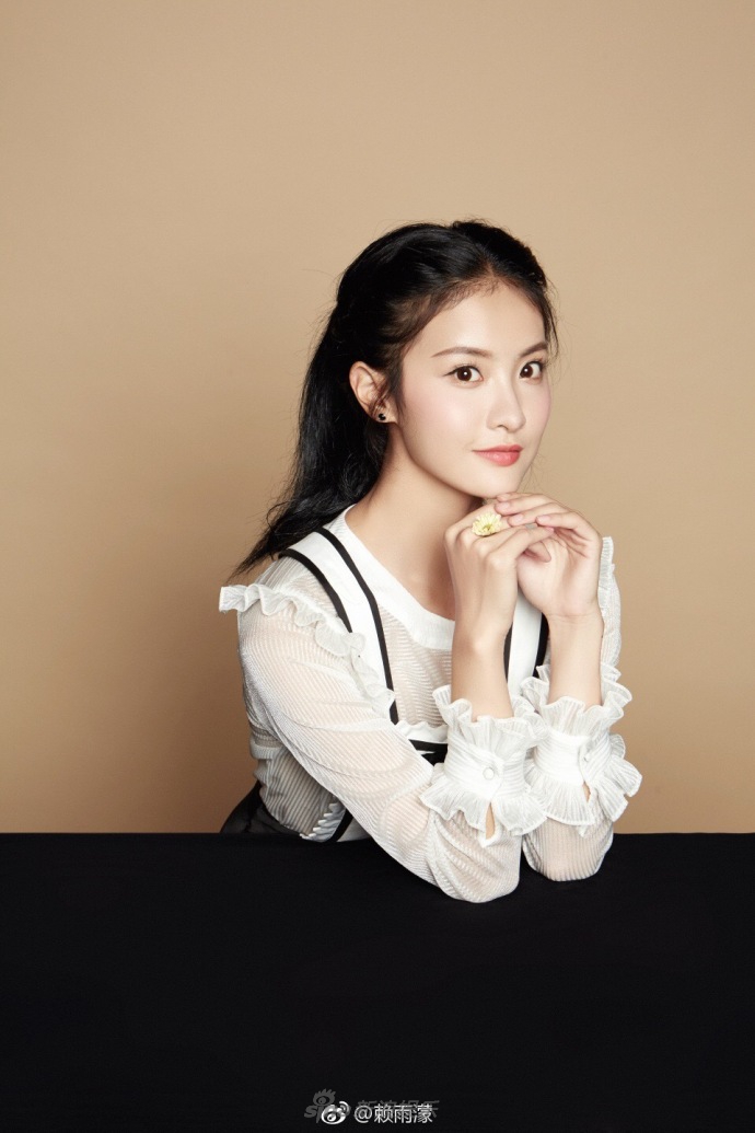 组图:赖雨濛晒美照 百变濛主少女力和御姐范兼具