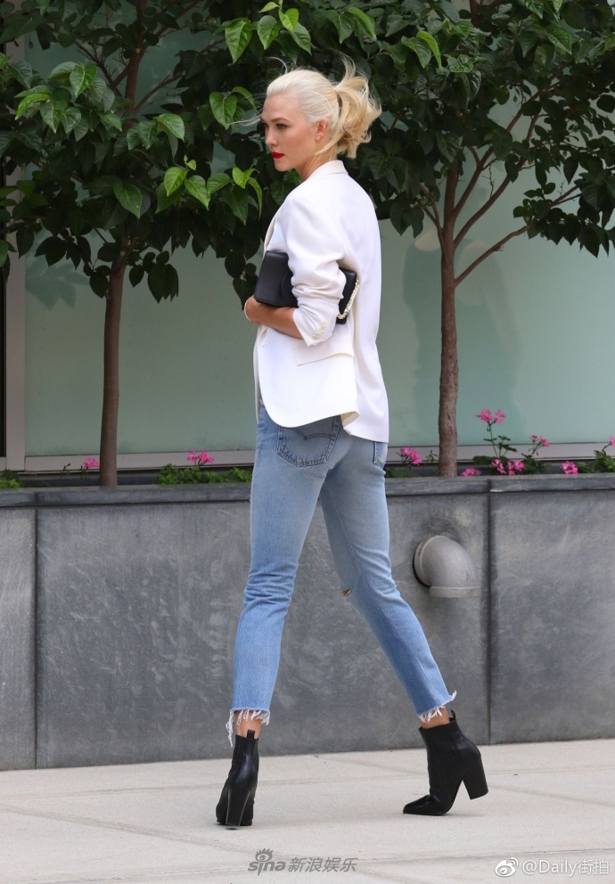 克劳斯(karlie kloss)在纽约曼哈顿出街拍摄广告片,身穿白色吊带搭配