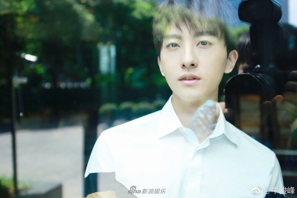 组图:牛骏峰微博晒新照 衬衫配黑裤帅气迷人