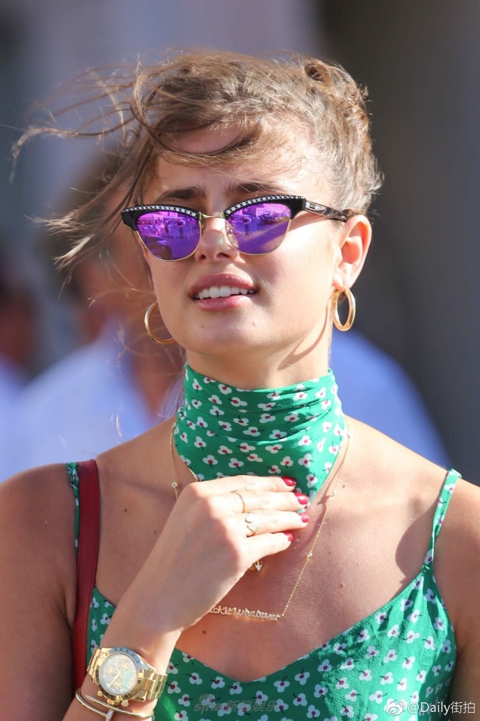 组图:维密天使"小泰山"游法国 身穿印花裙显好身材_高清图集_新浪网