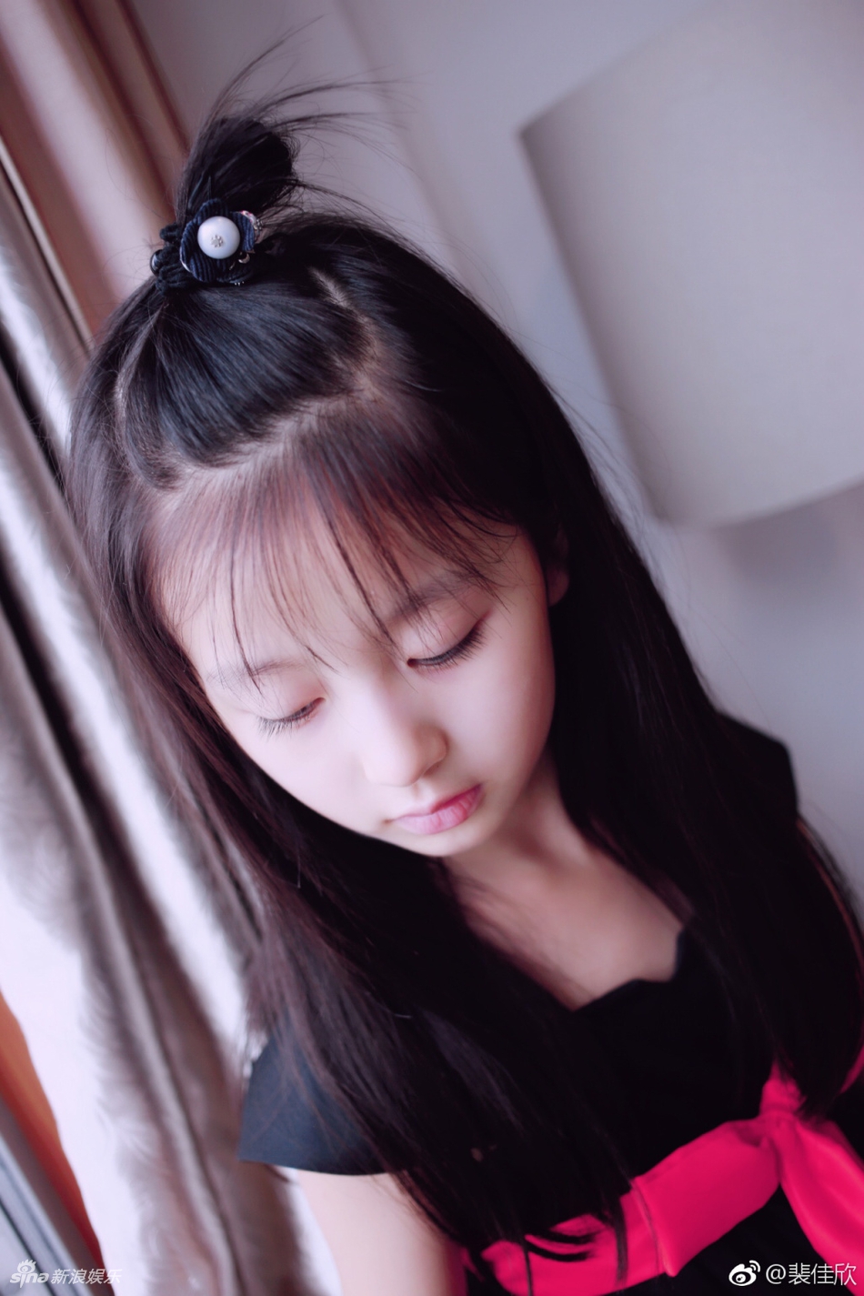 组图:小萝莉貌美爆红刷屏 网友感慨长大不得了