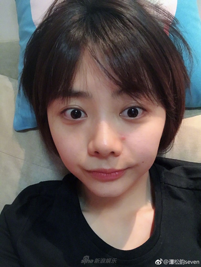 谭松韵晒素颜照 嘟嘴卖萌耍不停