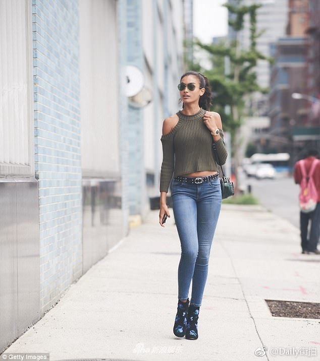 组图:维密天使身着牛仔裤显大长腿