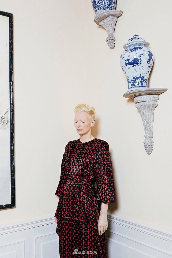 组图:女星蒂尔达最新写真曝光 显朦胧神秘