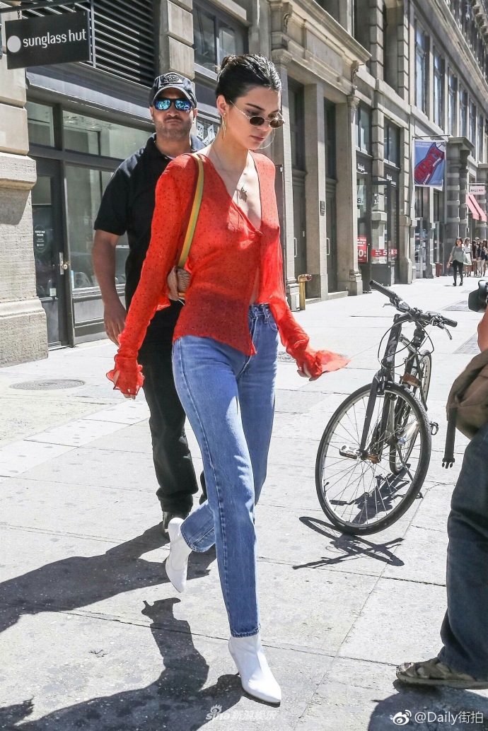 当地时间7月30日,肯豆 肯达尔·詹娜(kendall jenner)真空上阵在纽约