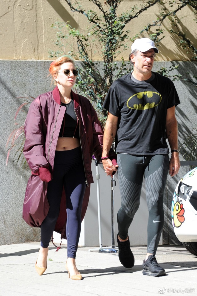 lady gaga同男友出街 身穿"羽绒服"成亮点