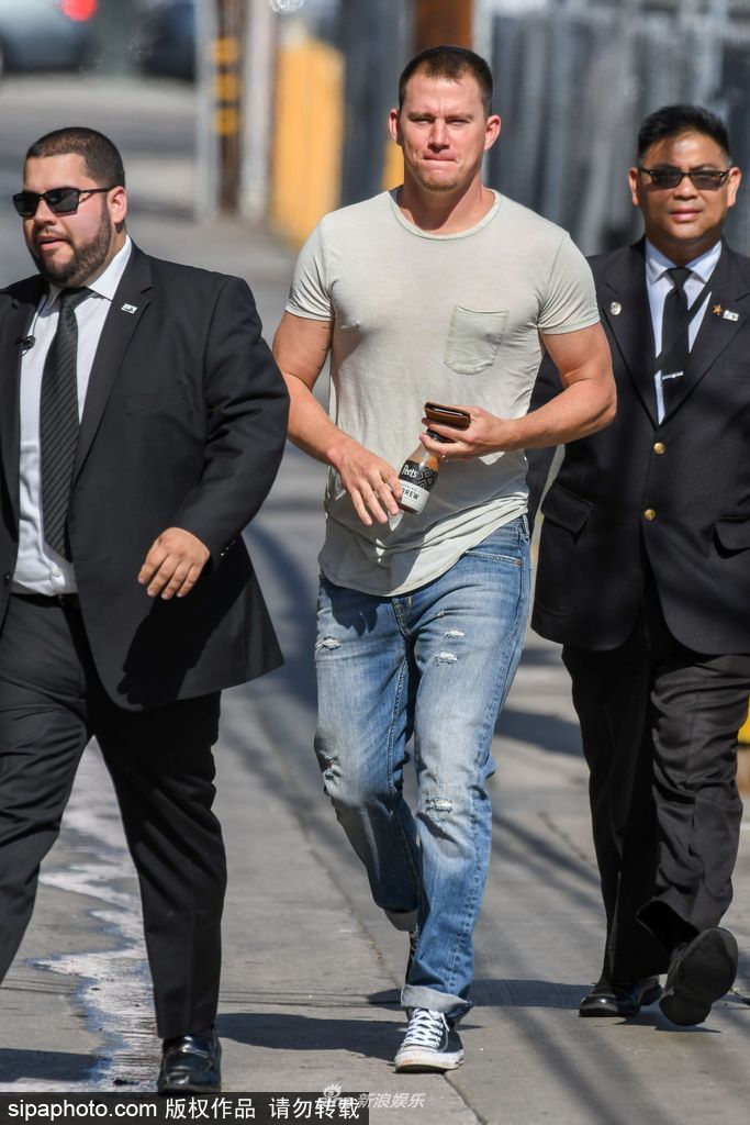 组图:男星查宁休闲装身材魁梧 保镖一路跟随