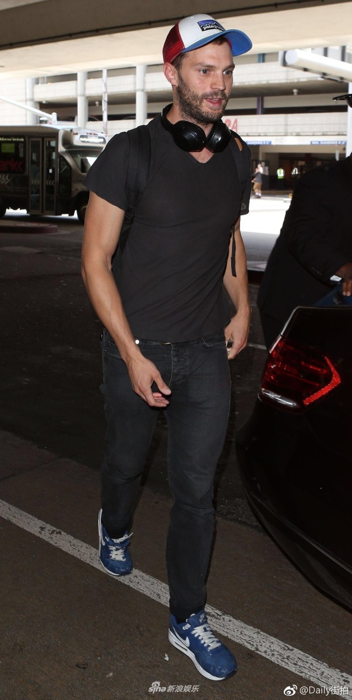 组图:霸道总裁詹米·多南现身机场 身材太亮眼