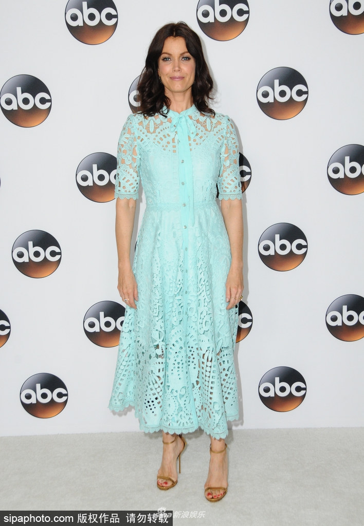 组图:女星贝拉米·扬现身 身着镂空绿色长裙高贵优雅