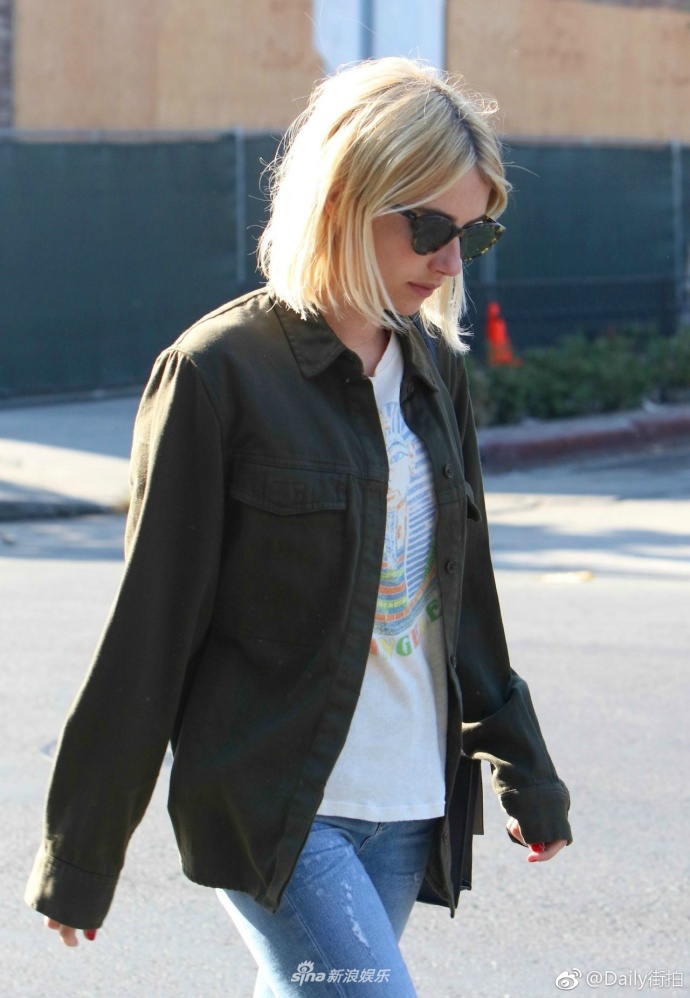 组图:艾玛·罗伯茨休闲穿搭出街 金色短发帅气十足