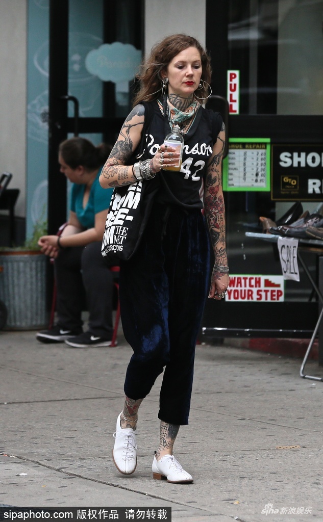 新浪娱乐讯 当地时间8月8日,美女纹身师minka sicklinger 现身美国