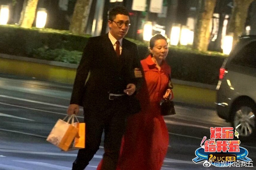 组图:华少携妻子华丽现身街头 老婆罕见被拍