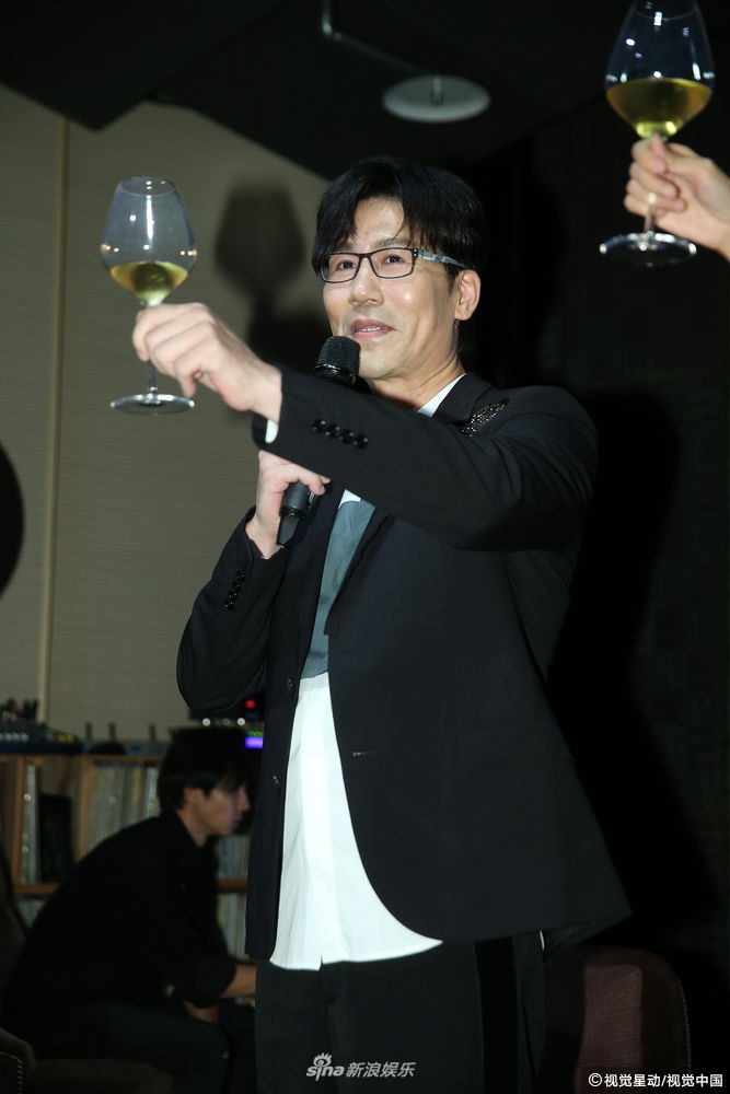 组图:罗时丰黑衣现身听歌会 手举香槟开心不已