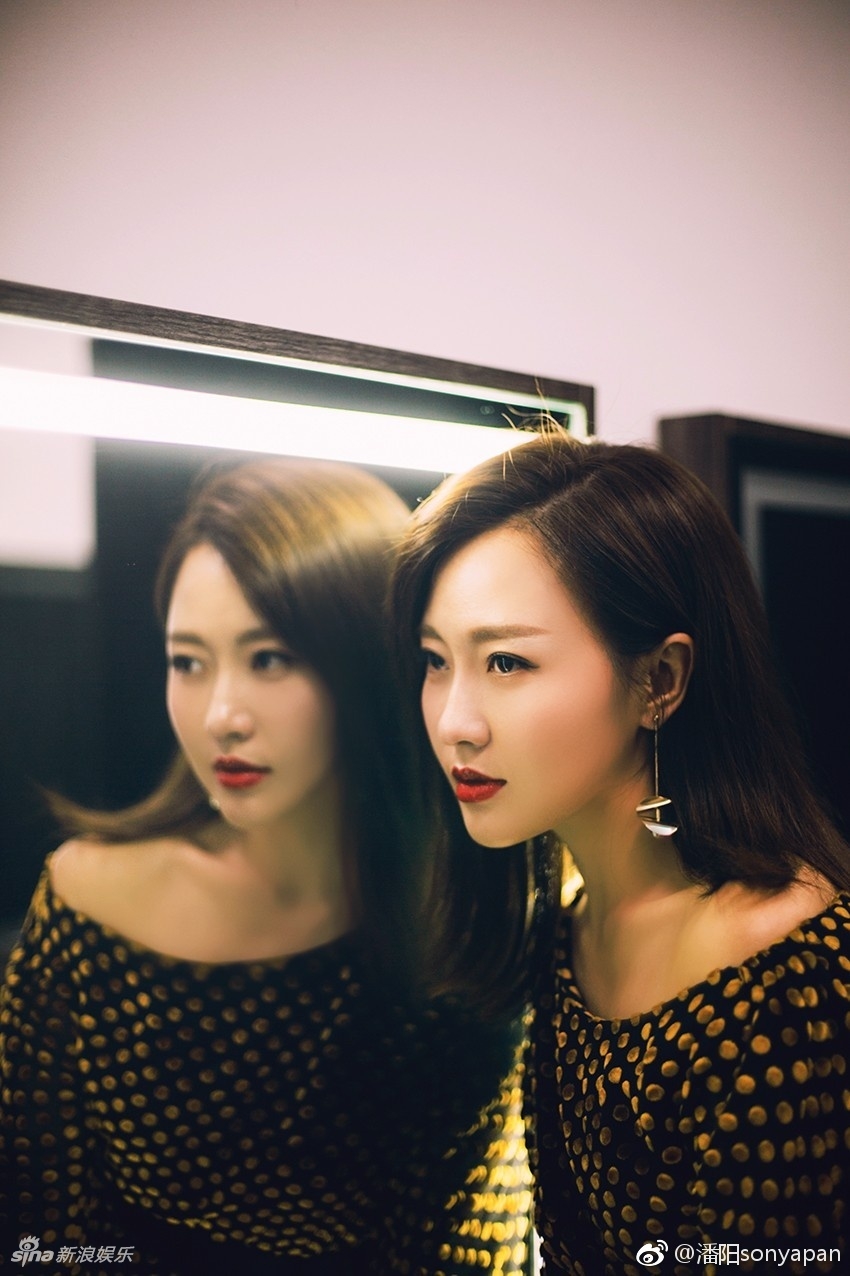 6 / 12 新浪娱乐讯 8月12日,潘长江女儿潘阳在微博晒出一组个人美照