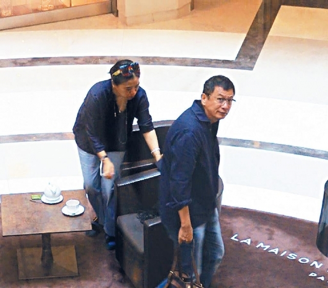 新浪娱乐讯 日前,王家卫导演陪同妻子陈以勒一起饮下