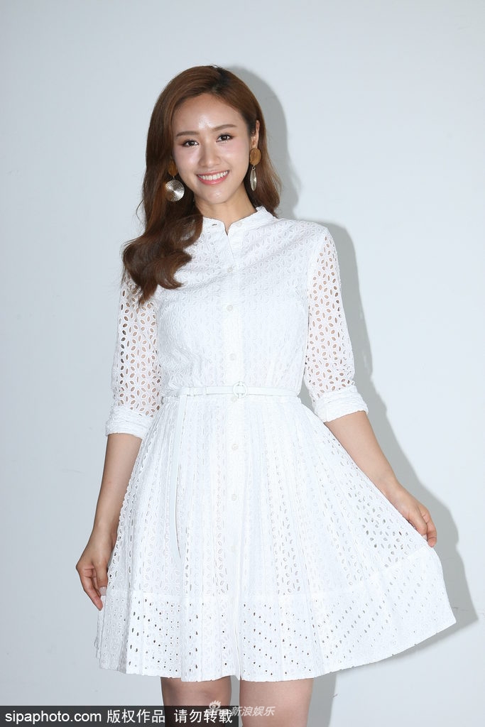 组图吴宗宪爱女穿白裙装清新亮相笑容甜美迷人