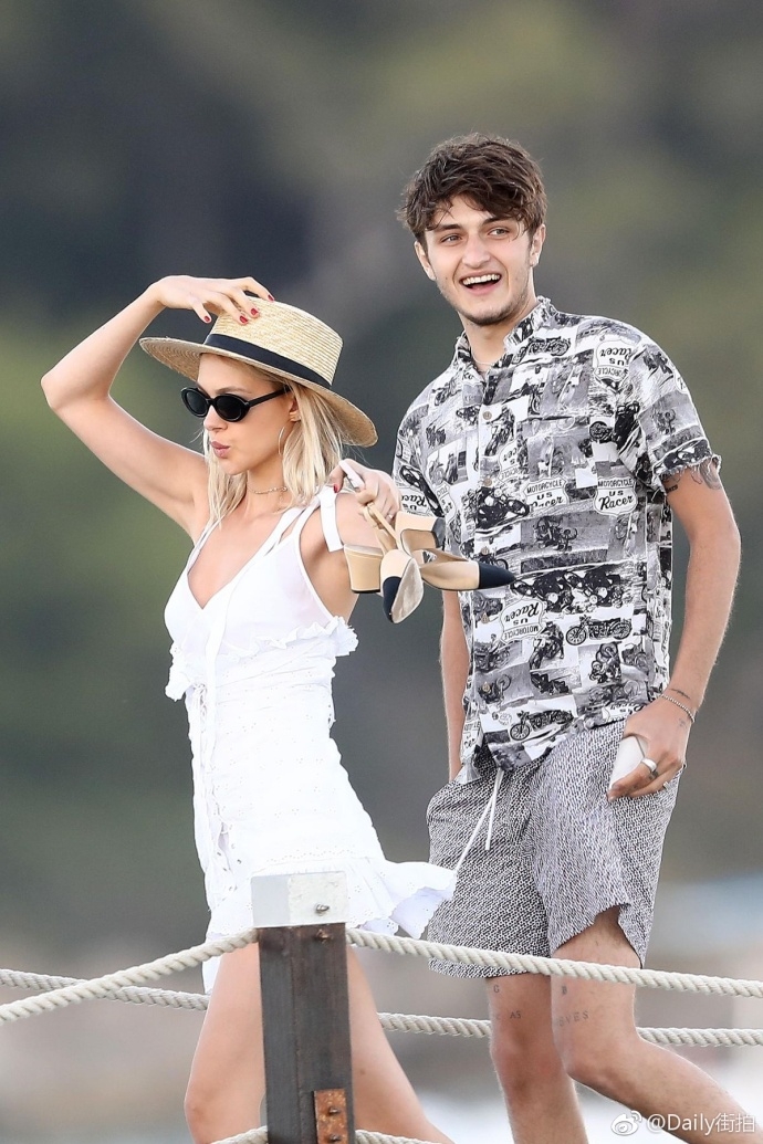 组图女星妮可拉佩尔茨与小5岁男友出街秀恩爱