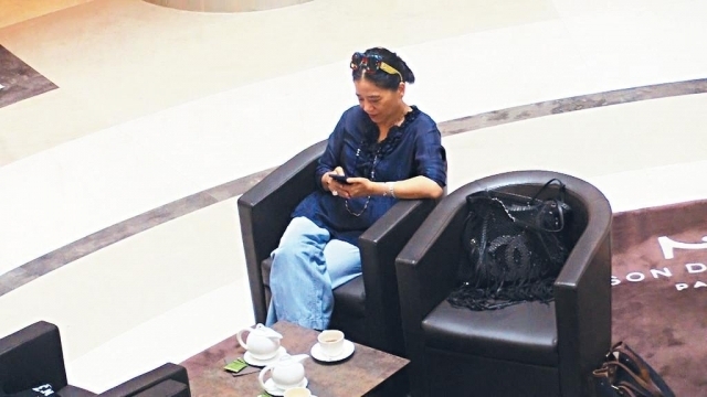 1 / 9 新浪娱乐讯 日前,王家卫导演陪同妻子陈以勒