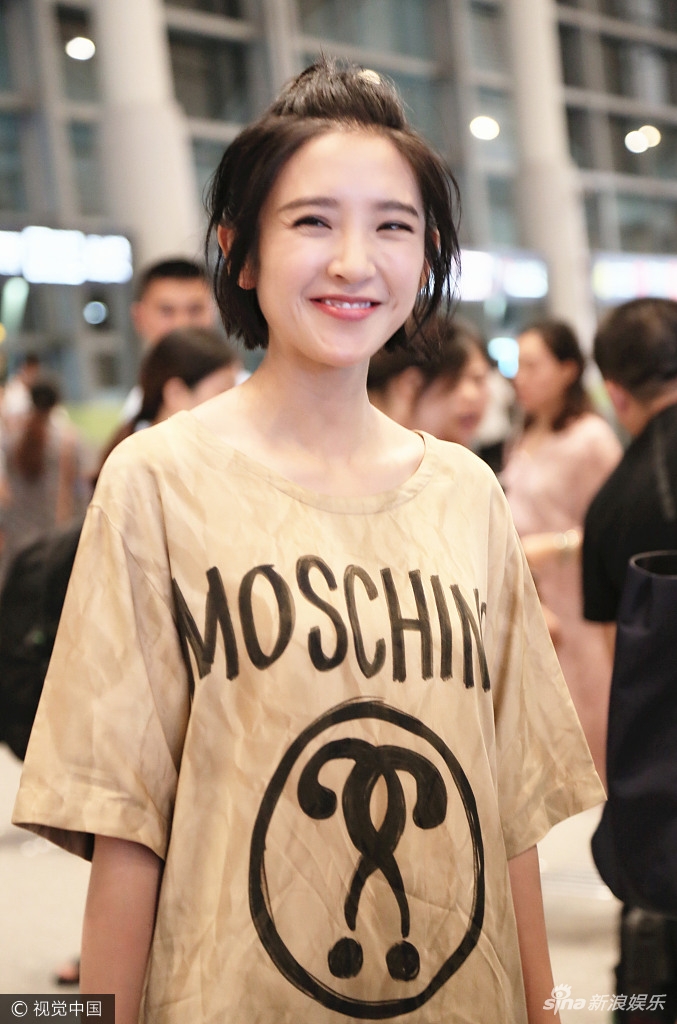 组图:唐艺昕顶小辫肤白嫩出水 酒窝甜笑让人如沐春风