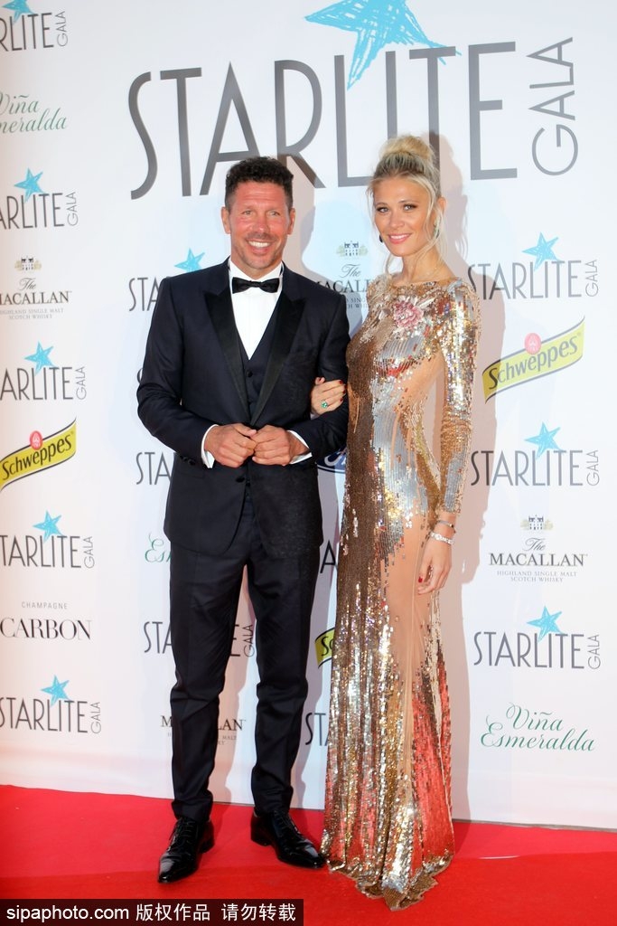 西蒙尼携妻子盛装亮相 娇妻苗条身材令人艳羡