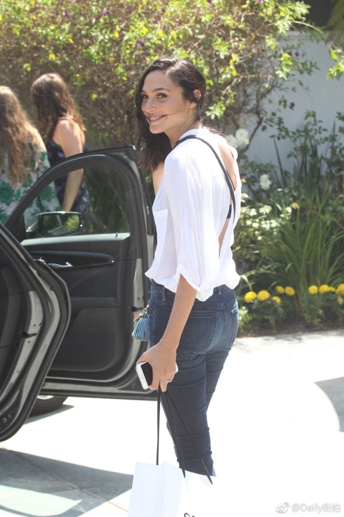 组图:盖尔·加朵白衣透视黑bra 衬衣领口深秀事业线