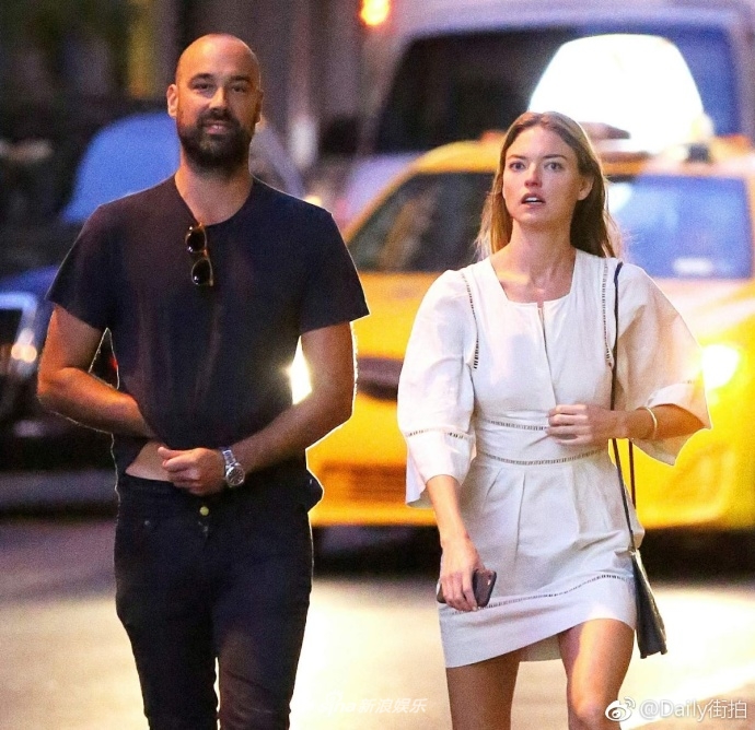 新浪娱乐讯 当地时间8月16日,超模玛莎·亨特(martha hunt)和男友杰森