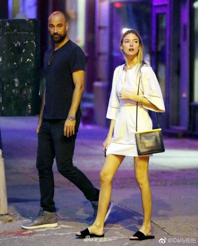 新浪娱乐讯 当地时间8月16日,超模玛莎·亨特(martha hunt)和男友杰森