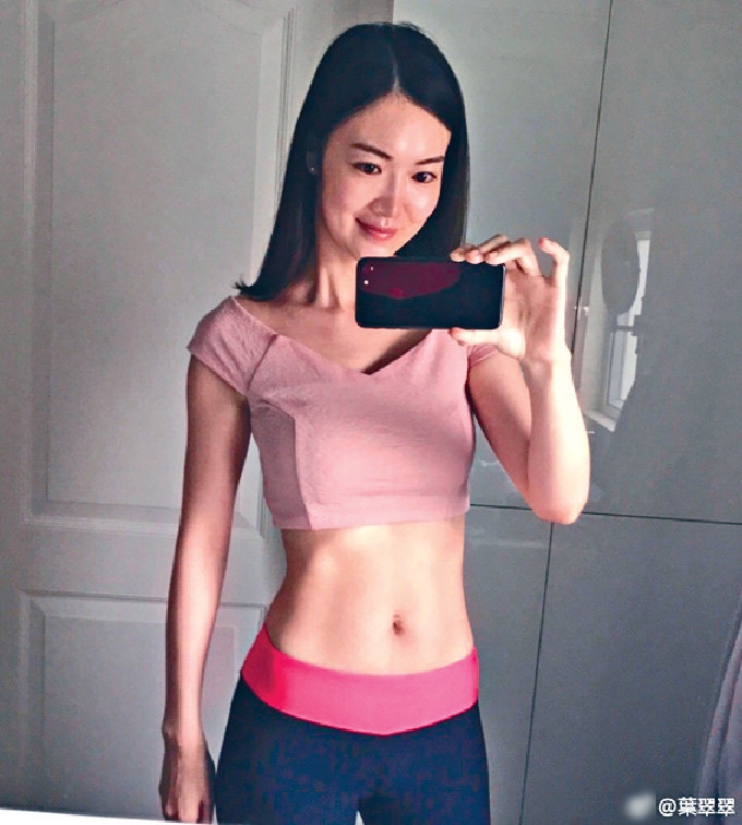 组图产后升级做辣妈港姐冠军叶翠翠抱娃打预防针